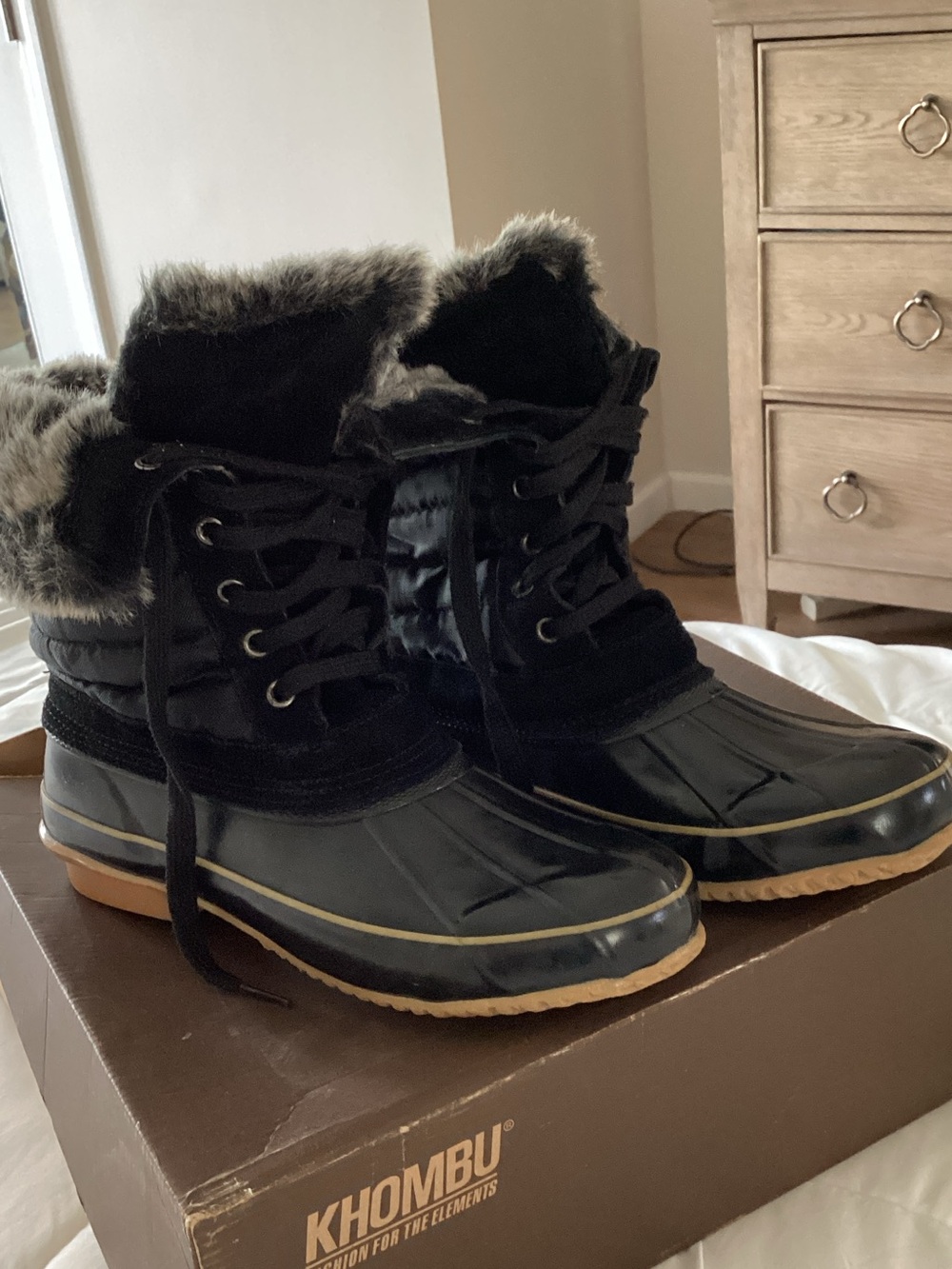 Khombu Women’s Black Faux-Fur Winter Duck Boots